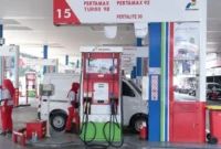Aktivitas pengisian bahan bakar di SPBU sebagai ilustrasi penyesuaian harga BBM