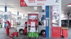 Aktivitas pengisian bahan bakar di SPBU sebagai ilustrasi penyesuaian harga BBM