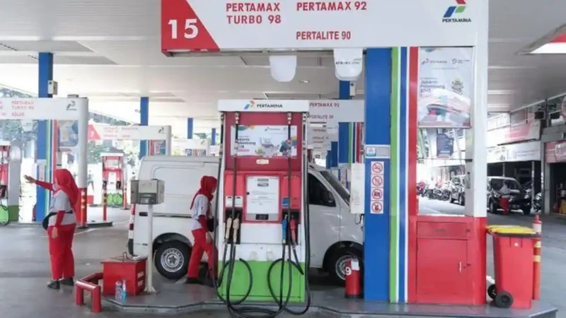 Aktivitas pengisian bahan bakar di SPBU sebagai ilustrasi penyesuaian harga BBM