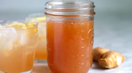 Pilihan minuman alami seperti air putih, teh hijau, dan wedang jahe dapat membantu meredakan gejala saraf kejepit