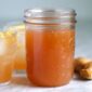 Pilihan minuman alami seperti air putih, teh hijau, dan wedang jahe dapat membantu meredakan gejala saraf kejepit