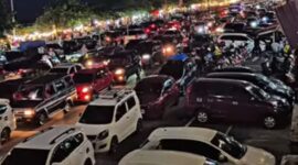 yang menikmati angin laut dan kuliner di sepanjang kawasan pantai. ( foto info sumbar)