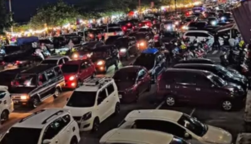 yang menikmati angin laut dan kuliner di sepanjang kawasan pantai. ( foto info sumbar)