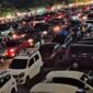 yang menikmati angin laut dan kuliner di sepanjang kawasan pantai. ( foto info sumbar)