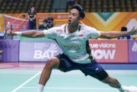 Pebulu tangkis Indonesia Alwi Farhan mengembalikan shuttlecock saat melawan Chou Tien Chen dalam babak 16 besar All England 2026 di Utilita Arena Birmingham.