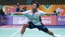 Pebulu tangkis Indonesia Alwi Farhan mengembalikan shuttlecock saat melawan Chou Tien Chen dalam babak 16 besar All England 2026 di Utilita Arena Birmingham.