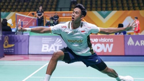 Pebulu tangkis Indonesia Alwi Farhan mengembalikan shuttlecock saat melawan Chou Tien Chen dalam babak 16 besar All England 2026 di Utilita Arena Birmingham.