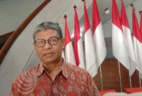 Wakil Kepala BKN Suharmen menyampaikan pernyataan kepada media di lokasi resmi dengan latar deretan bendera Indonesia