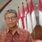 Wakil Kepala BKN Suharmen menyampaikan pernyataan kepada media di lokasi resmi dengan latar deretan bendera Indonesia
