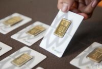 Harga emas Antam turun tajam dan stagnan di level Rp 2,89 juta per gram akibat peralihan investasi ke dolar AS.