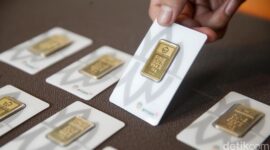 Harga emas Antam turun tajam dan stagnan di level Rp 2,89 juta per gram akibat peralihan investasi ke dolar AS.