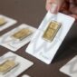 Harga emas Antam turun tajam dan stagnan di level Rp 2,89 juta per gram akibat peralihan investasi ke dolar AS.