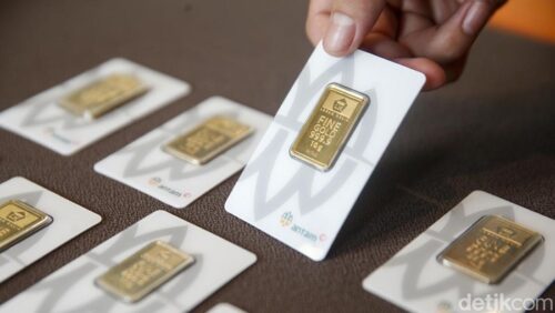 Harga emas Antam turun tajam dan stagnan di level Rp 2,89 juta per gram akibat peralihan investasi ke dolar AS.