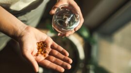 Mengonsumsi vitamin membantu memulihkan kondisi tubuh usai perjalanan mudik panjang.