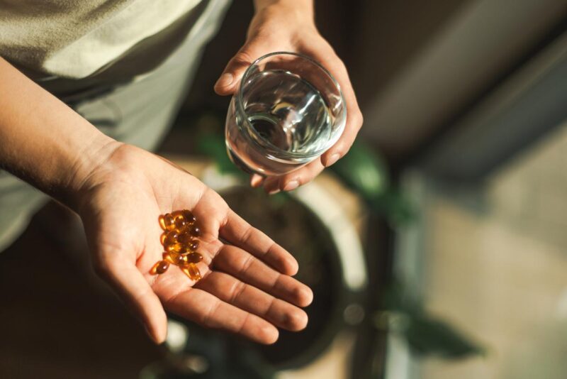 Mengonsumsi vitamin membantu memulihkan kondisi tubuh usai perjalanan mudik panjang.