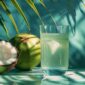 Air kelapa mengandung elektrolit alami yang membantu menghidrasi tubuh saat puasa.