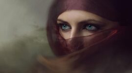 Ilustrasi keberanian Nusaibah binti Ka'ab saat menghadapi musuh di Perang Uhud.