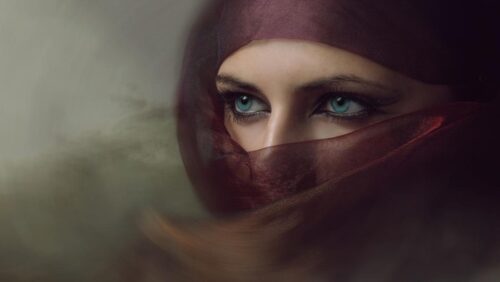 Ilustrasi keberanian Nusaibah binti Ka'ab saat menghadapi musuh di Perang Uhud.