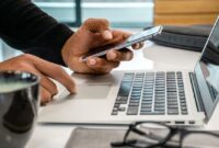 Ilustrasi pekerja menjalankan aktivitas work from home (WFH) dari rumah