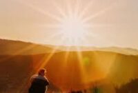 Paparan sinar matahari membantu tubuh memproduksi vitamin D yang penting untuk tulang, imun, dan kesehatan tubuh secara keseluruhan.