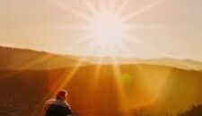 Paparan sinar matahari membantu tubuh memproduksi vitamin D yang penting untuk tulang, imun, dan kesehatan tubuh secara keseluruhan.