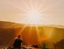 Paparan sinar matahari membantu tubuh memproduksi vitamin D yang penting untuk tulang, imun, dan kesehatan tubuh secara keseluruhan.