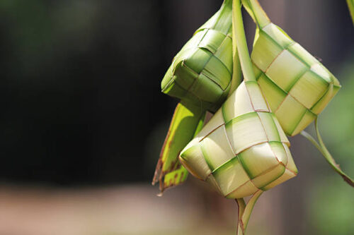 Ketupat tradisional yang dibungkus janur, simbol hati bersih dan kesederhanaan dalam perayaan Syawal
