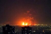 Serangan AS dan Israel menargetkan fasilitas nuklir Arak di Iran, meningkatkan ketegangan kawasan.