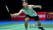 Pebulu tangkis Malaysia, Lee Zii Jia, mengembalikan kok saat bertanding pada ajang Swiss Open 2026 di Basel, Swiss.