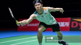 Pebulu tangkis Malaysia, Lee Zii Jia, mengembalikan kok saat bertanding pada ajang Swiss Open 2026 di Basel, Swiss.