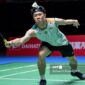 Pebulu tangkis Malaysia, Lee Zii Jia, mengembalikan kok saat bertanding pada ajang Swiss Open 2026 di Basel, Swiss.