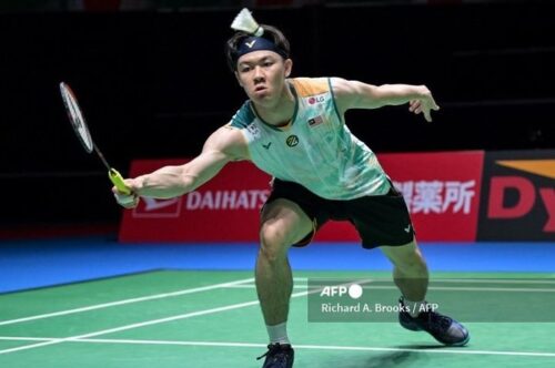 Pebulu tangkis Malaysia, Lee Zii Jia, mengembalikan kok saat bertanding pada ajang Swiss Open 2026 di Basel, Swiss.