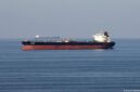 Kapal tanker berlayar di Selat Hormuz di tengah meningkatnya ketegangan antara Iran, Israel, dan Amerika Serikat.