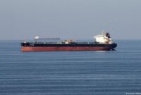 Kapal tanker berlayar di Selat Hormuz di tengah meningkatnya ketegangan antara Iran, Israel, dan Amerika Serikat.