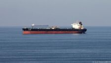 Kapal tanker berlayar di Selat Hormuz di tengah meningkatnya ketegangan antara Iran, Israel, dan Amerika Serikat.