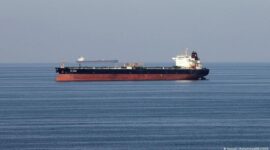 Kapal tanker berlayar di Selat Hormuz di tengah meningkatnya ketegangan antara Iran, Israel, dan Amerika Serikat.