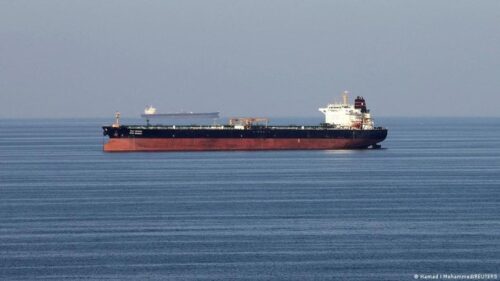 Kapal tanker berlayar di Selat Hormuz di tengah meningkatnya ketegangan antara Iran, Israel, dan Amerika Serikat.