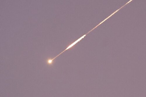 Ilustrasi rudal Iran diluncurkan saat konflik dengan AS dan Israel