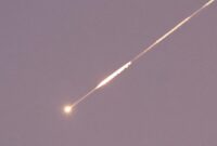 Warga Israel bergegas menuju tempat perlindungan setelah sirene serangan udara berbunyi menyusul peluncuran rudal dari Iran, Minggu pagi.