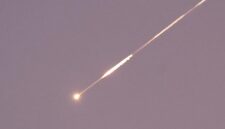 Warga Israel bergegas menuju tempat perlindungan setelah sirene serangan udara berbunyi menyusul peluncuran rudal dari Iran, Minggu pagi.