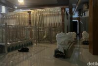 Manuskrip Al-Qur'an tulisan tangan Kiai Sholeh Ilyas berusia sekitar 170 tahun yang tersimpan di Ponpes As Sholichiyah, Kota Mojokerto.