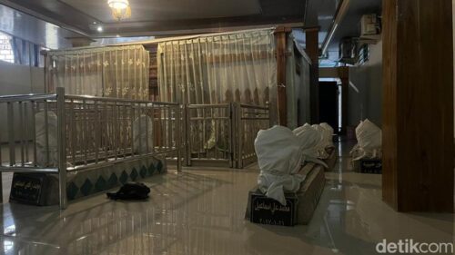 Manuskrip Al-Qur'an tulisan tangan Kiai Sholeh Ilyas berusia sekitar 170 tahun yang tersimpan di Ponpes As Sholichiyah, Kota Mojokerto.