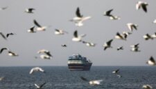 sebuah kapal tanker dalam pelayaran diselat Hormuz saat konplik Iran dengan AS- Israel