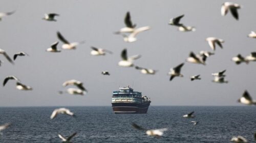 sebuah kapal tanker dalam pelayaran diselat Hormuz saat konplik Iran dengan AS- Israel