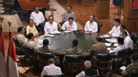 Presiden Prabowo Subianto menggelar rapat terbatas dengan sejumlah menteri di Hambalang, Bogor, untuk membahas swasembada pangan, energi, dan kesiapan Idulfitri 2026.