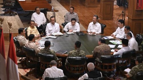 Presiden Prabowo Subianto menggelar rapat terbatas dengan sejumlah menteri di Hambalang, Bogor, untuk membahas swasembada pangan, energi, dan kesiapan Idulfitri 2026.