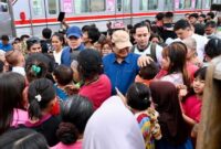 Prabowo Subianto menyapa dan berjabat tangan dengan warga saat blusukan di kawasan bantaran rel Senen, Jakarta Pusat.