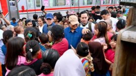 Prabowo Subianto menyapa dan berjabat tangan dengan warga saat blusukan di kawasan bantaran rel Senen, Jakarta Pusat.