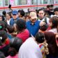 Prabowo Subianto menyapa dan berjabat tangan dengan warga saat blusukan di kawasan bantaran rel Senen, Jakarta Pusat.