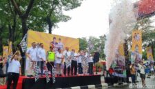 Wakil Ketua Komisi VI DPR RI Andre Rosiade melepas 100 bus mudik gratis Pulang Basamo 2026 menuju Sumatera Barat dari Kompleks DPR RI, Jakarta Pusat, Minggu (8/3/2026).